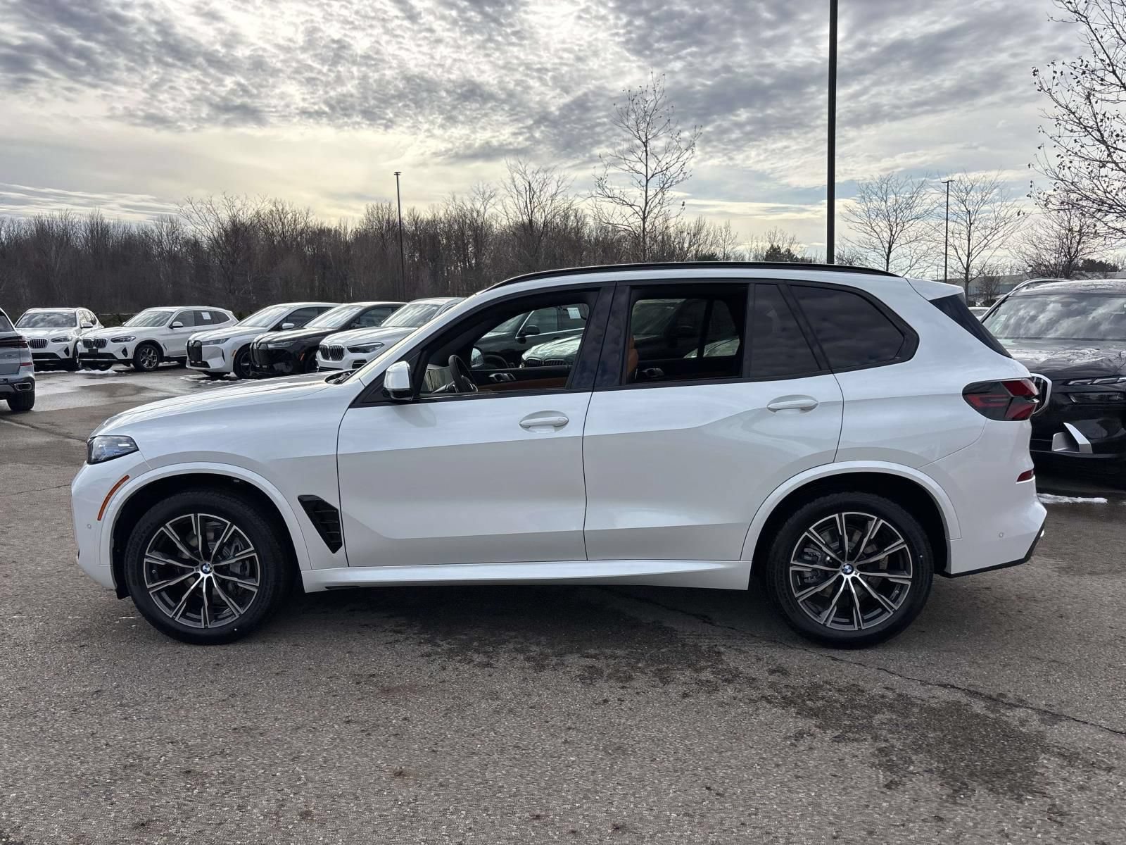 New 2026 BMW X5 xDrive40i w/ M Sport Package AWD/4WD image 4