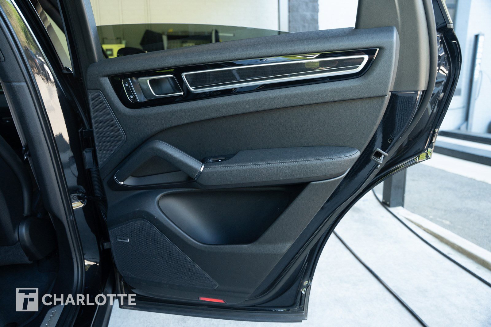 Used 2022 Porsche Cayenne S image 32