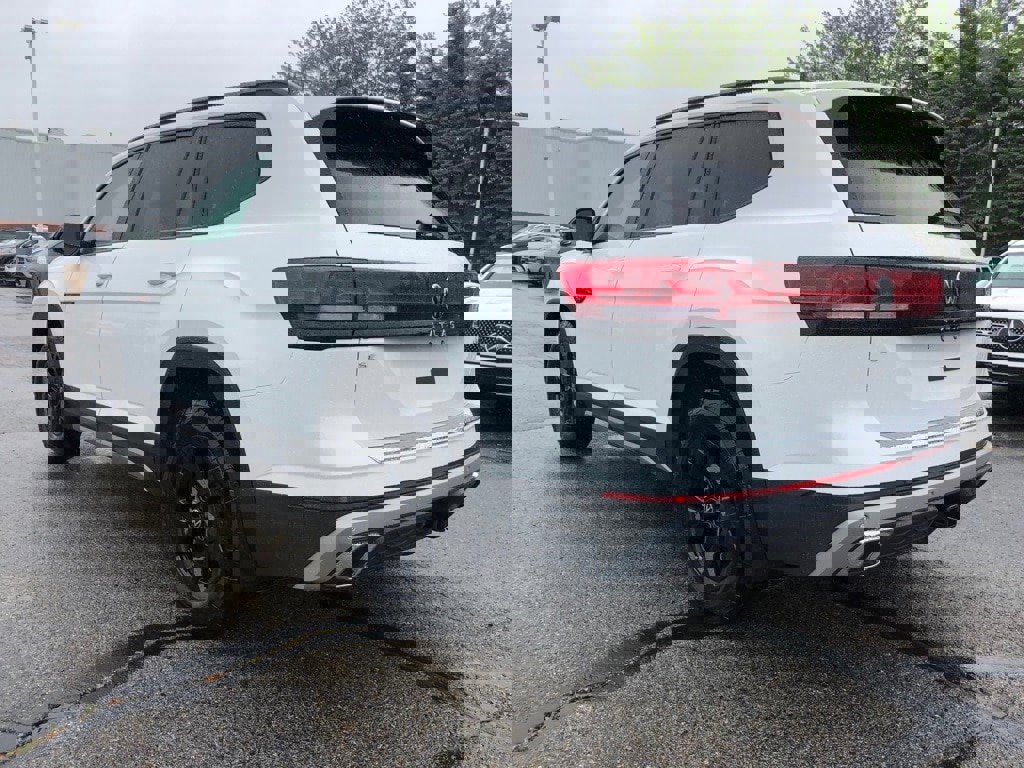 New 2025 Volkswagen Atlas Peak Edition SE image 4