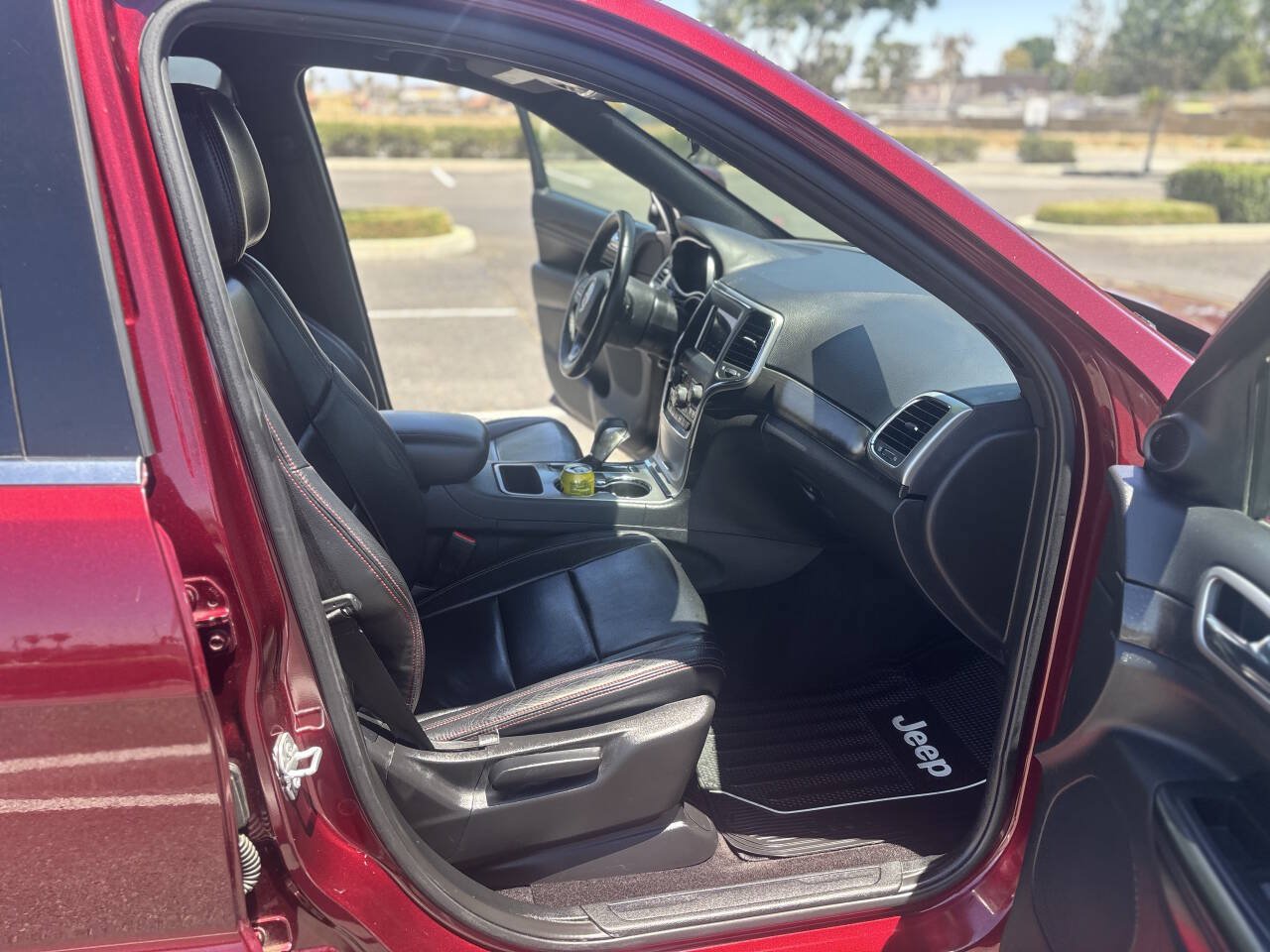 Used 2018 Jeep Grand Cherokee Laredo AWD/4WD image 26