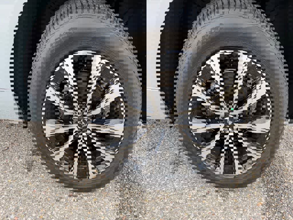 Used 2024 Volvo XC60 B5 Plus w/ Protection Package Premier image 10