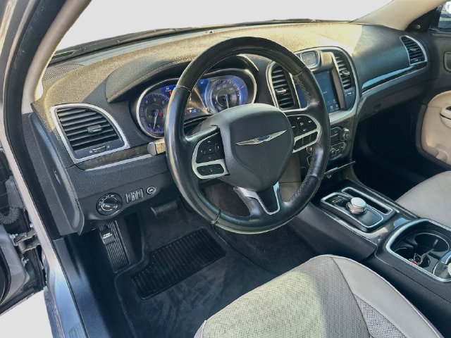 Used 2018 Chrysler 300 Limited RWD image 9