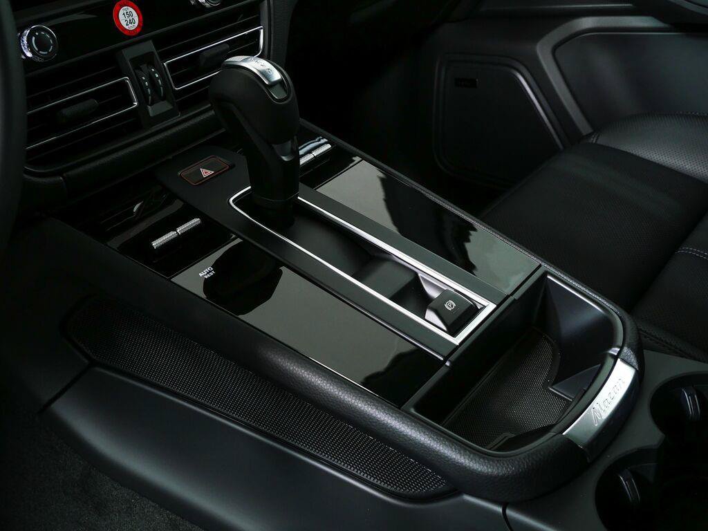 Certified 2026 Porsche Macan Turbo AWD/4WD image 17