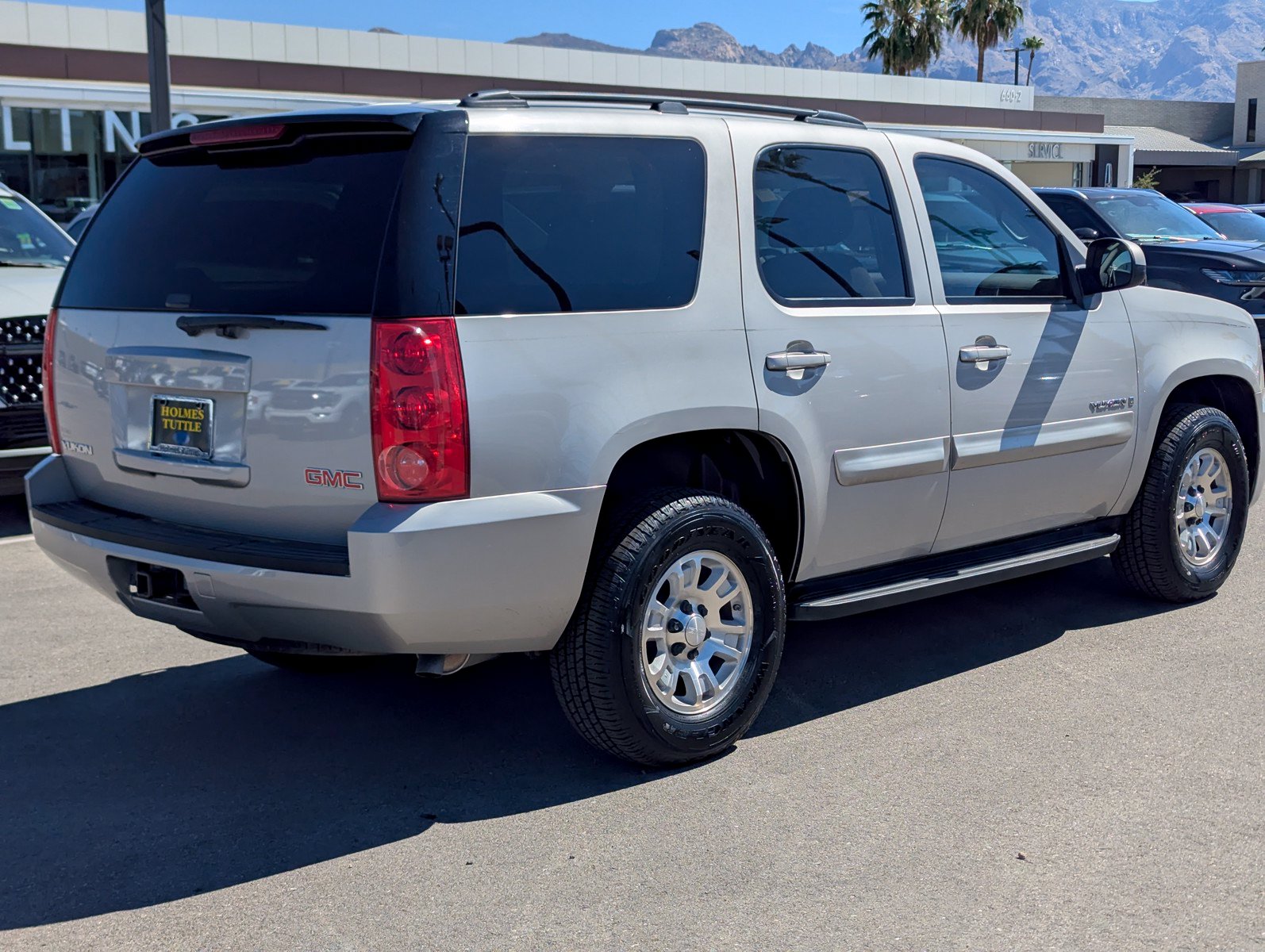 Used 2008 GMC Yukon SLE RWD image 2
