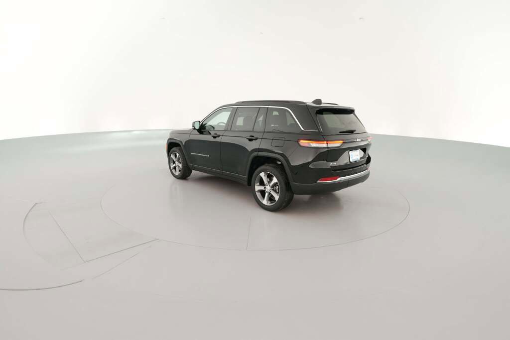 New 2025 Jeep Grand Cherokee Limited w/ Trailer Tow Package image 8