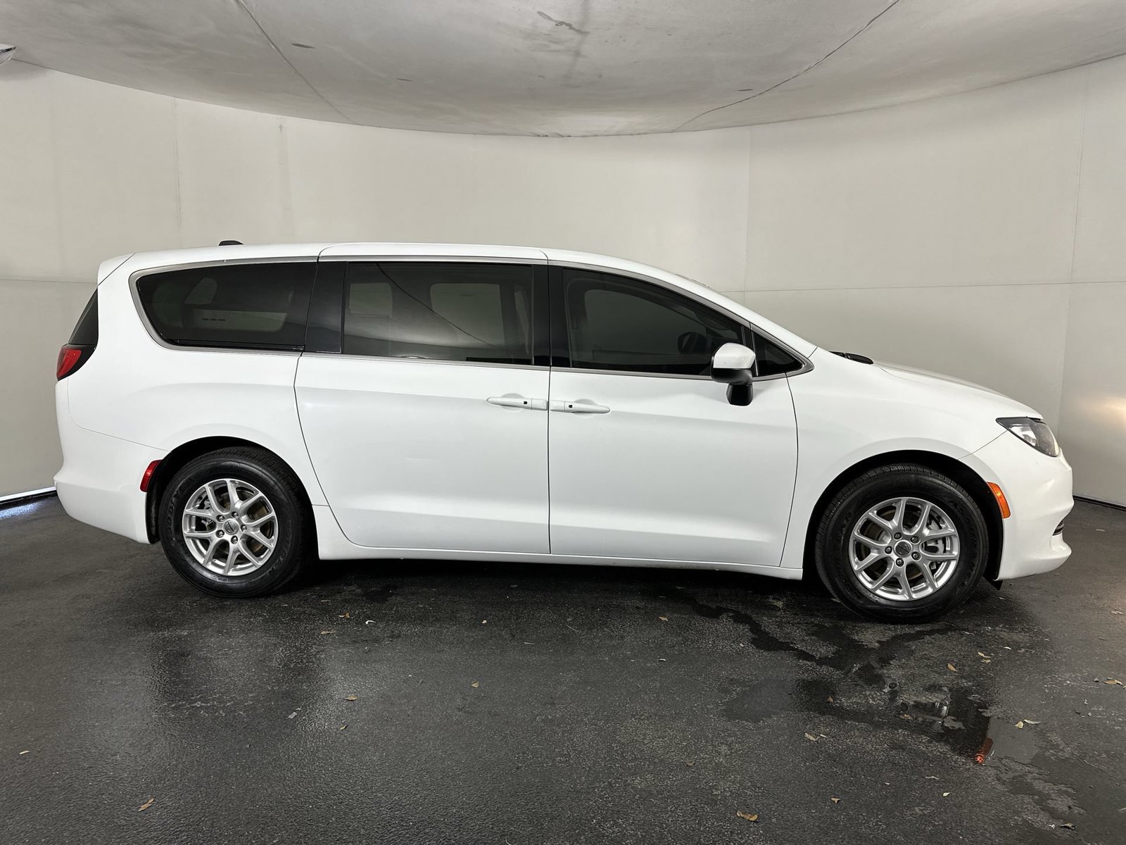 Used 2023 Chrysler Voyager LX FWD image 9