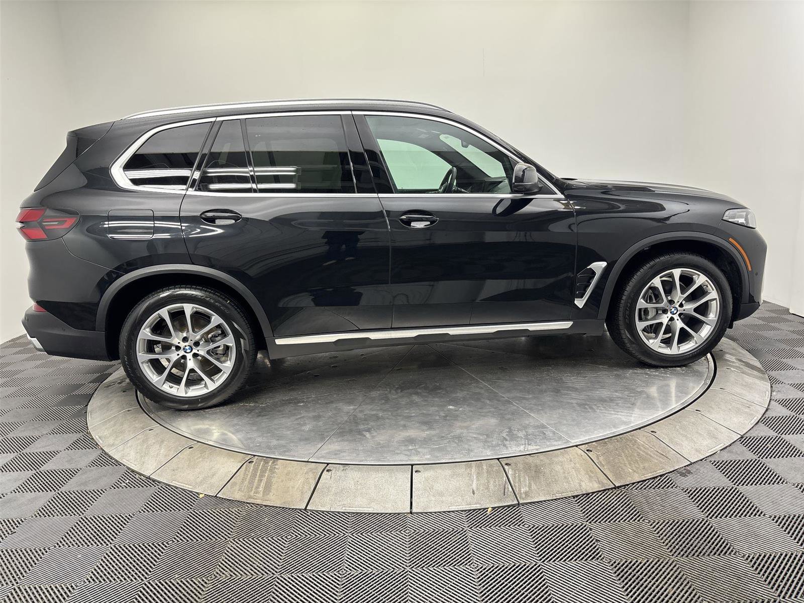 Used 2024 BMW X5 xDrive40i w/ Parking Assistance Package image 17