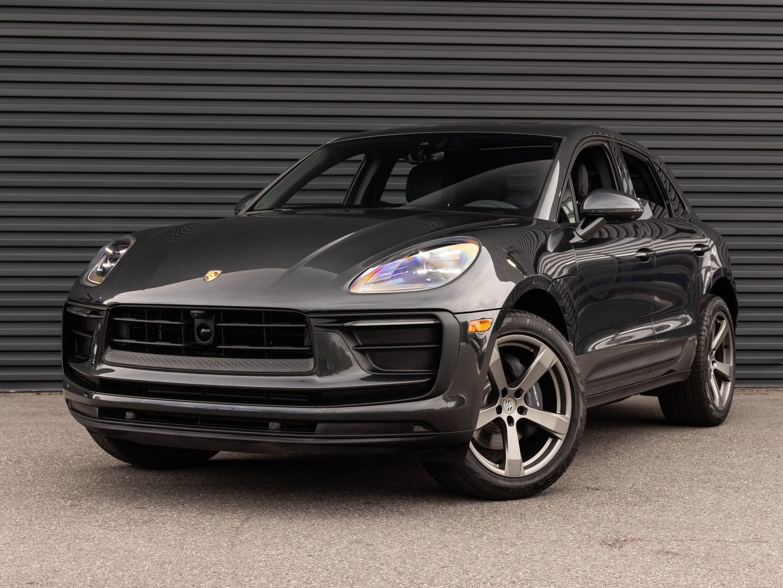 Certified 2025 Porsche Macan AWD/4WD image 1