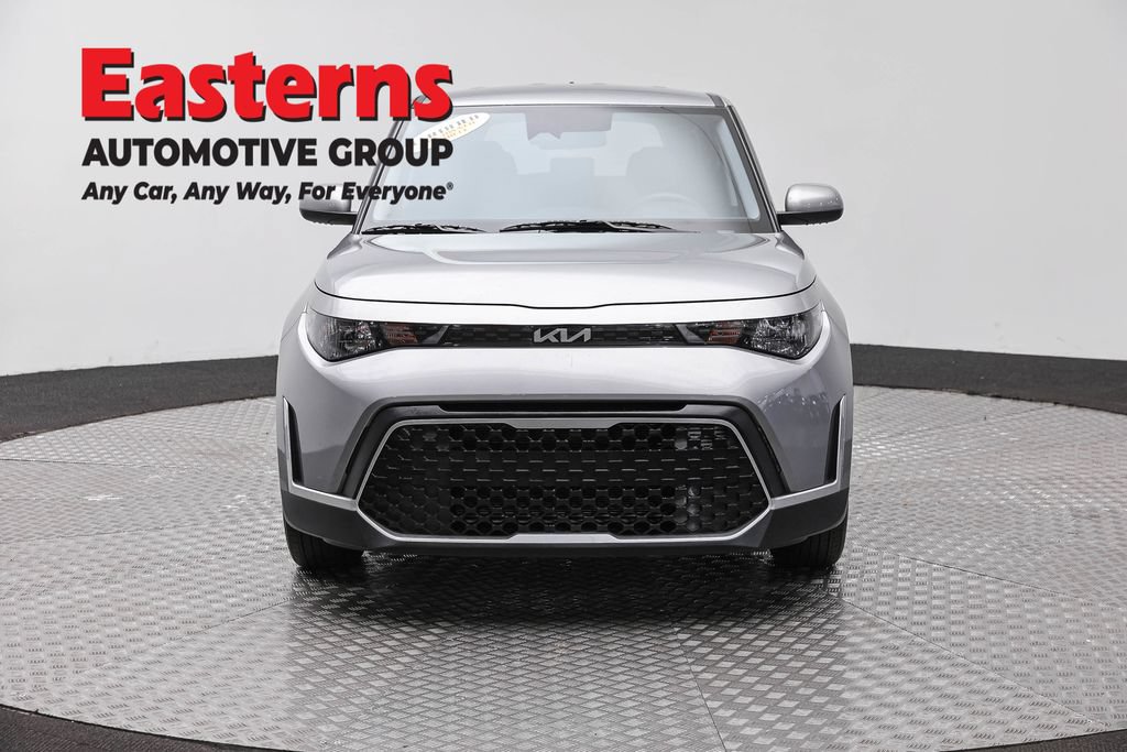 Used 2025 Kia Soul LX w/ LX Technology Package FWD image 2