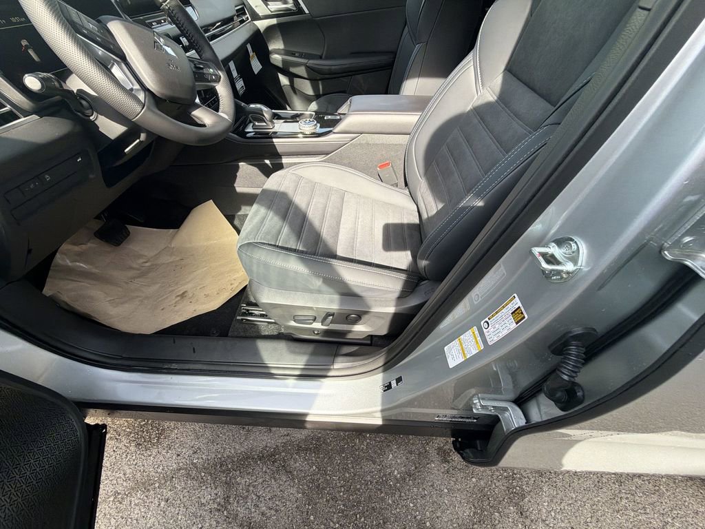 New 2026 Mitsubishi Outlander SE image 12