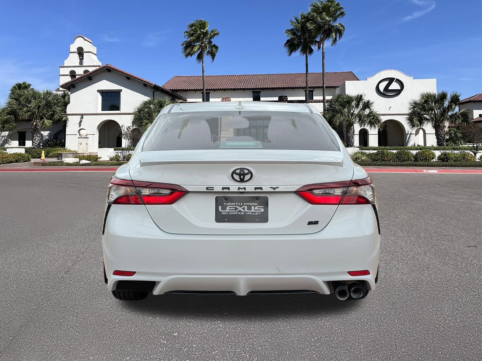 Used 2023 Toyota Camry SE FWD image 3