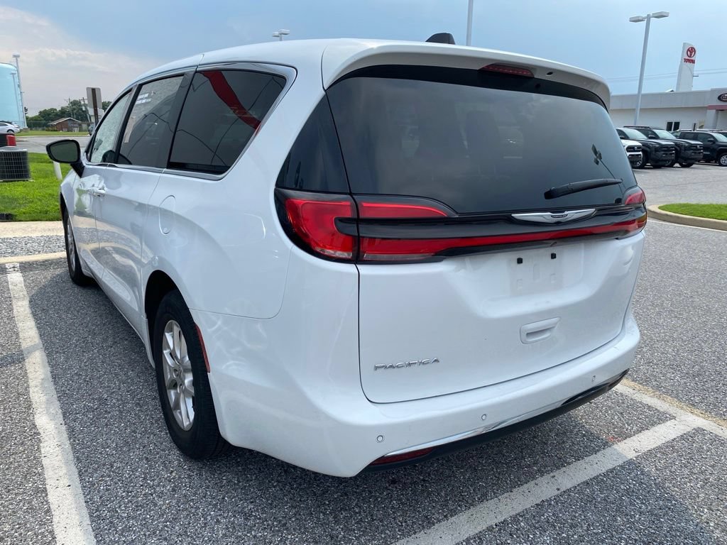 Used 2024 Chrysler Pacifica Touring-L FWD image 9