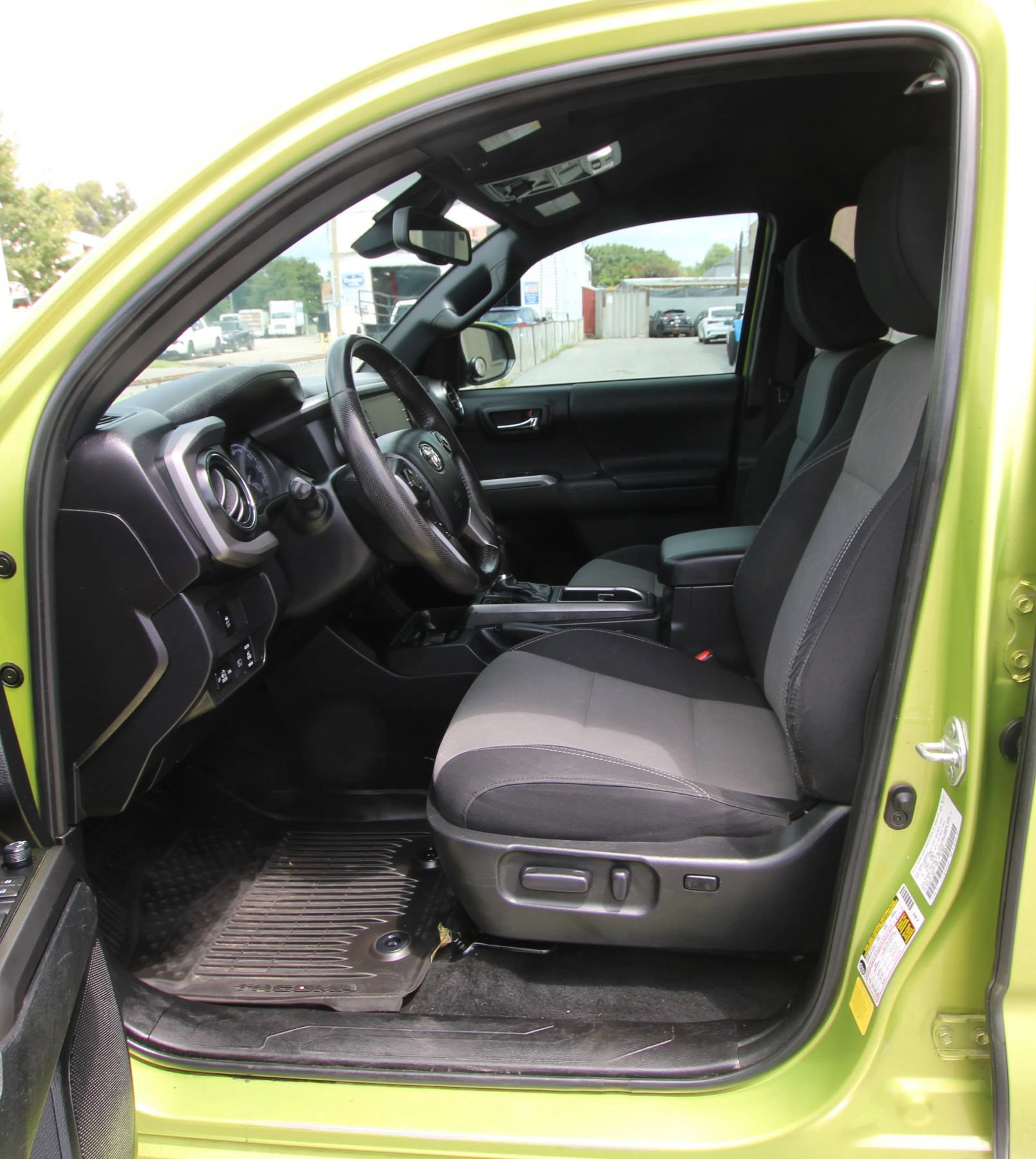 Used 2023 Toyota Tacoma TRD Off-Road w/ Technology Package AWD/4WD image 9
