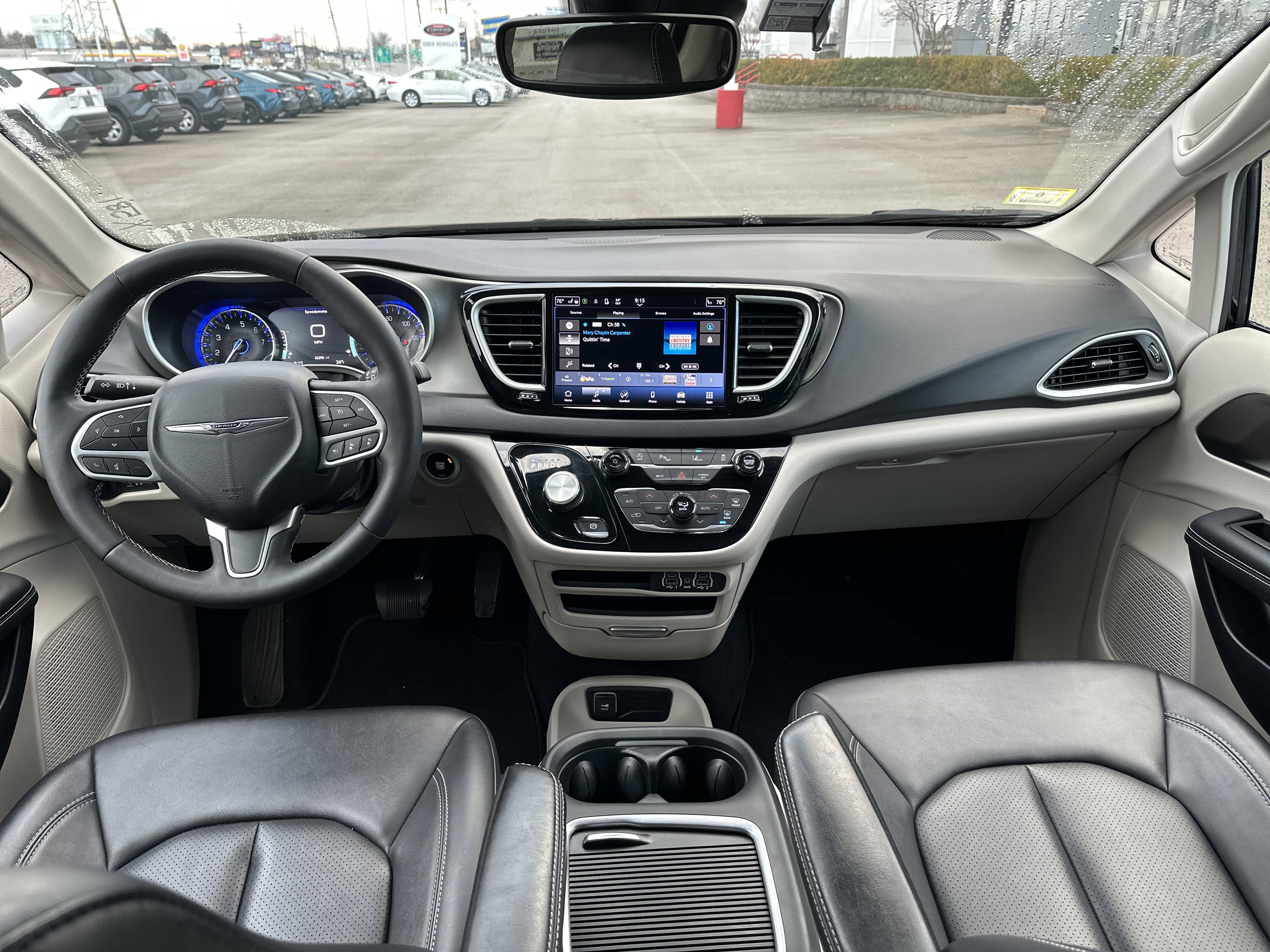 Used 2024 Chrysler Pacifica Touring-L image 5