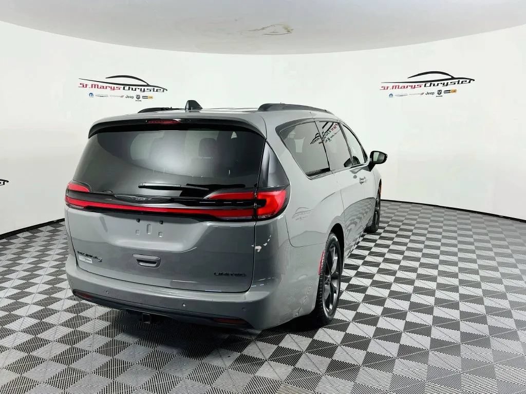 Used 2025 Chrysler Pacifica Limited w/ Trailer Tow Group FWD image 8