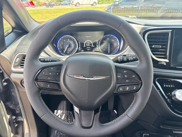 Used 2024 Chrysler Pacifica Touring FWD image 16