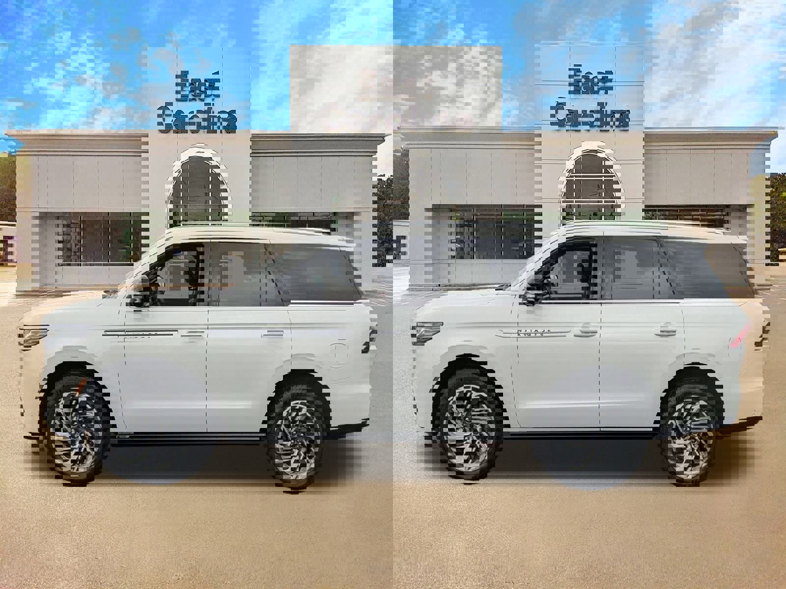 Used 2025 Lincoln Navigator Reserve AWD/4WD image 6