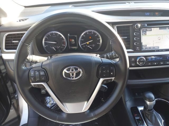 Used 2017 Toyota Highlander Limited AWD/4WD image 25