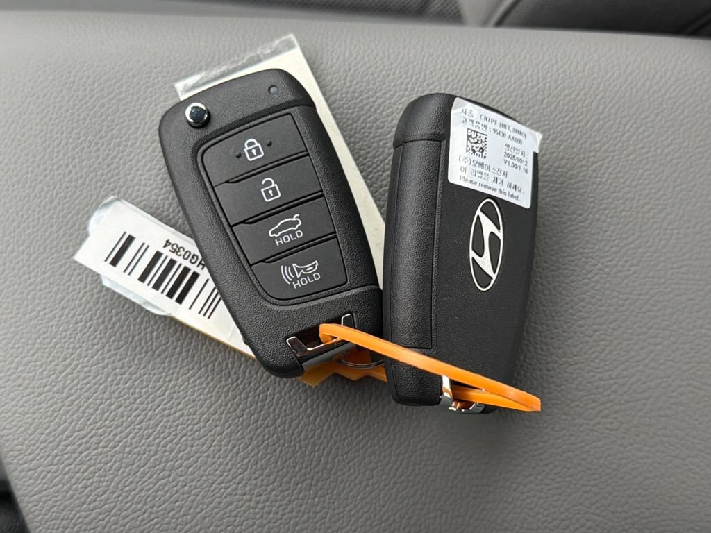 Used 2026 Hyundai Elantra SE w/ Cargo Package FWD image 32