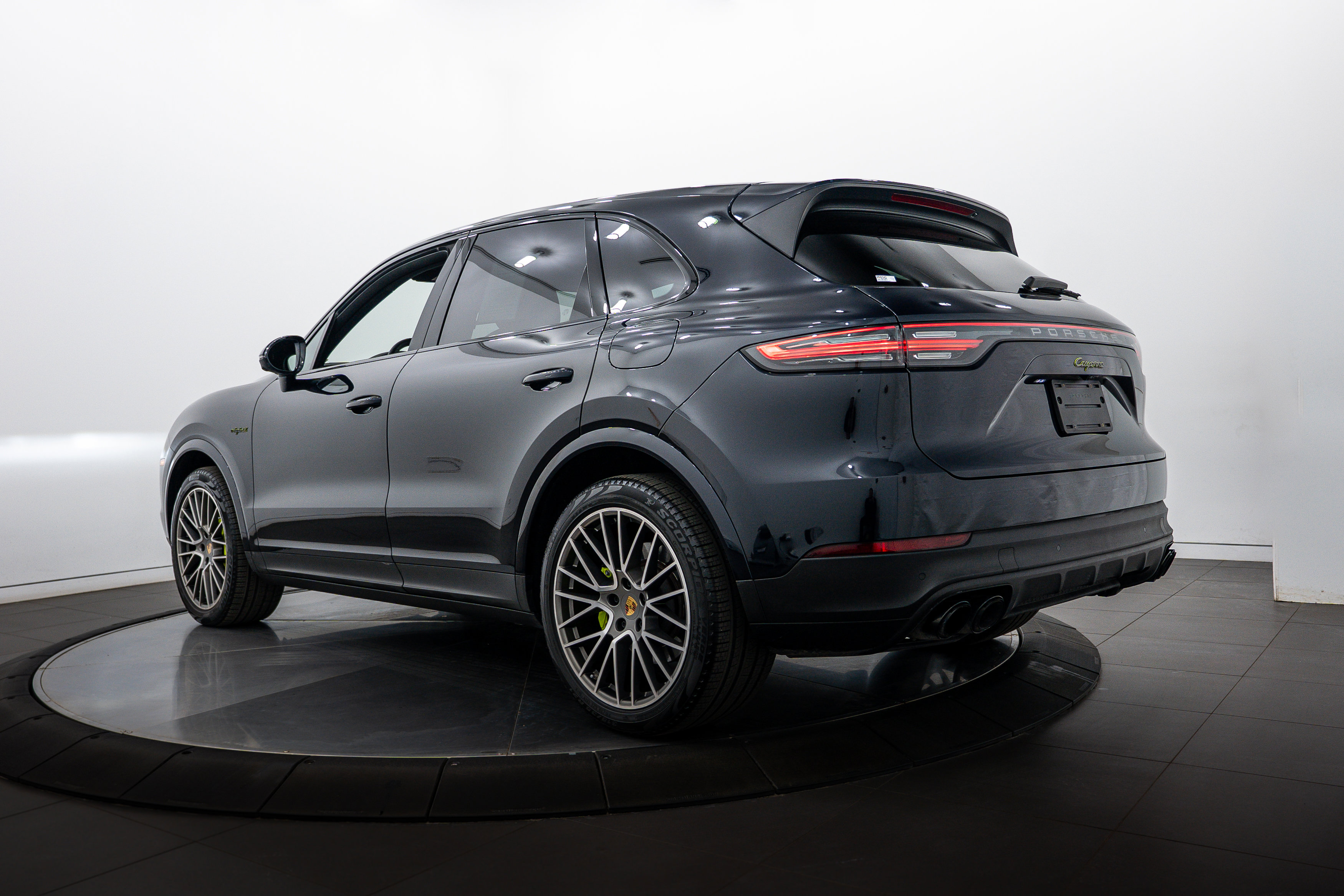 Certified 2023 Porsche Cayenne Platinum Edition image 3