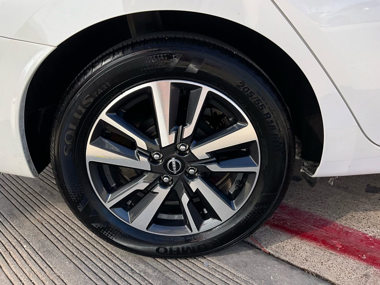 Used 2025 Nissan Versa SV image 9