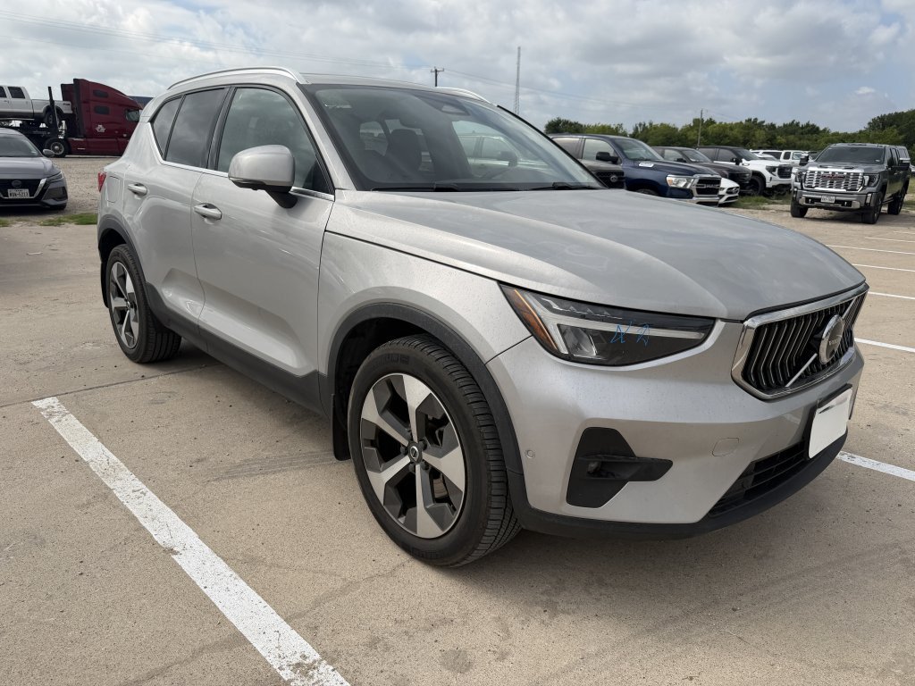 Used 2023 Volvo XC40 B5 Plus w/ Driver Assist Package AWD/4WD image 4