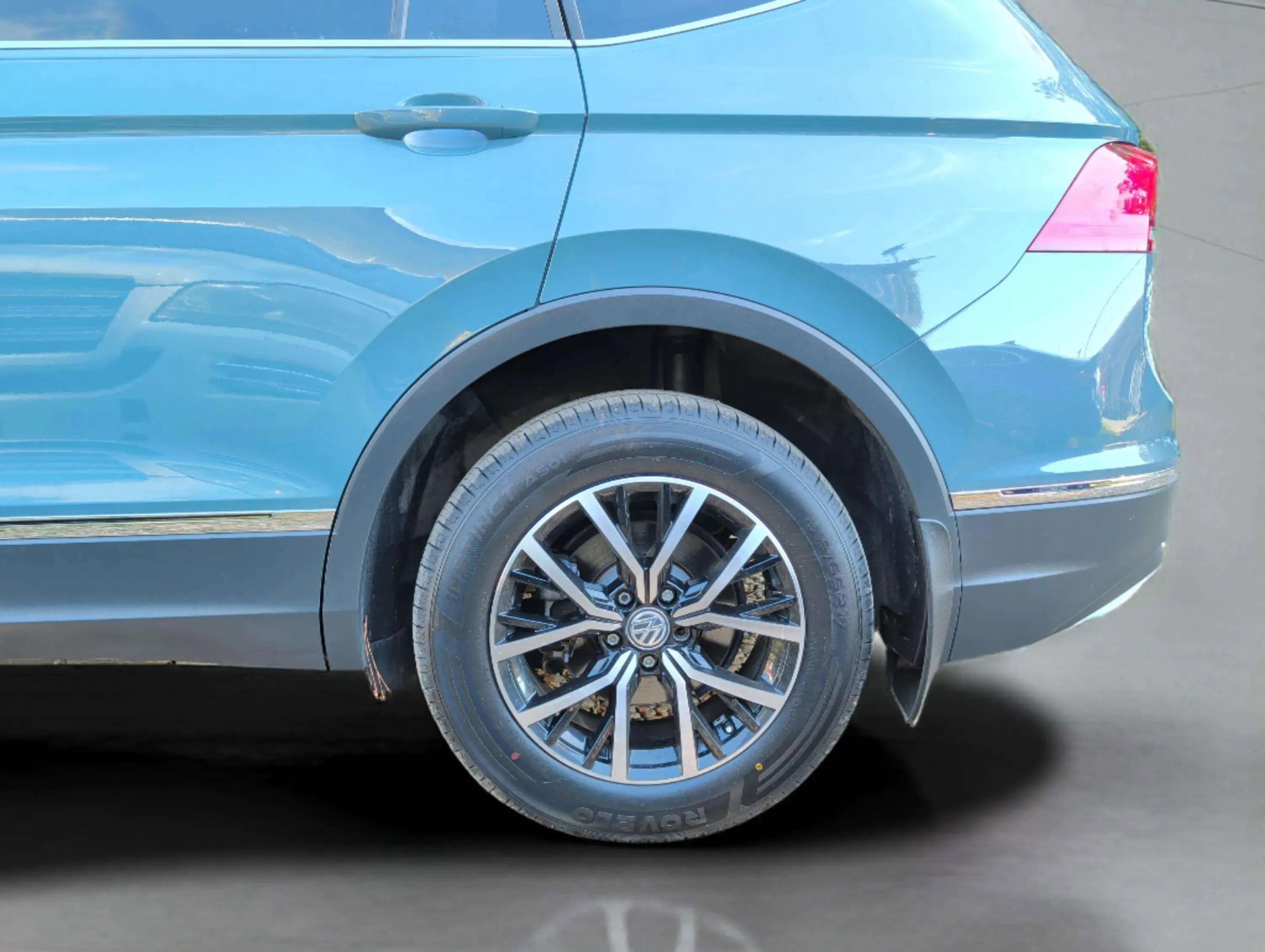Used 2021 Volkswagen Tiguan SE image 38