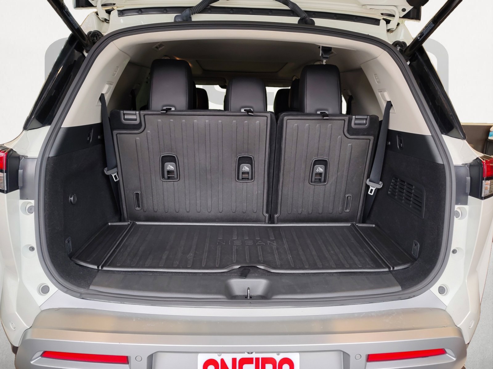 Used 2023 Nissan Pathfinder Platinum w/ Cargo Package FWD image 16