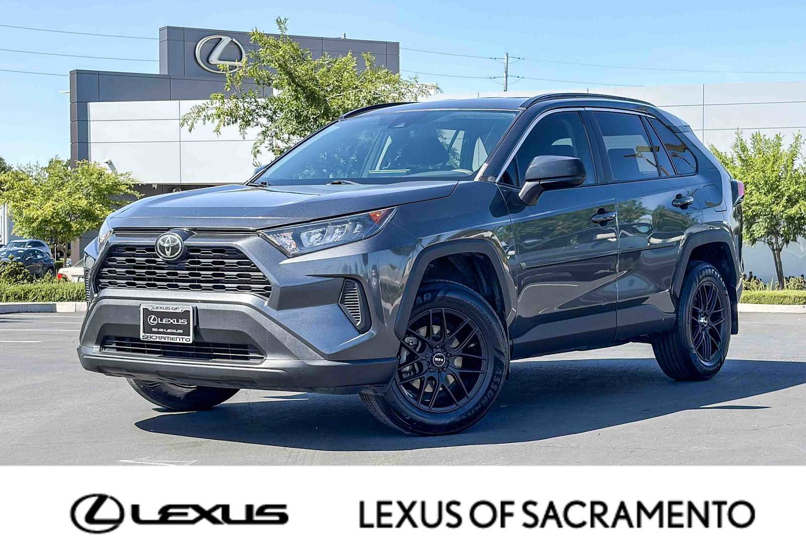 Used 2019 Toyota RAV4 LE image 1