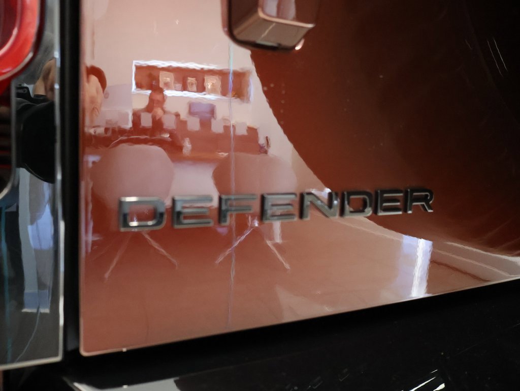 New 2025 Land Rover Defender 130 X-Dynamic SE image 9