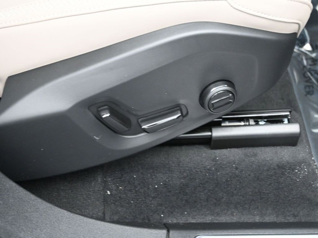 New 2026 Volvo XC90 B6 Plus w/ Protection Package Premier image 37