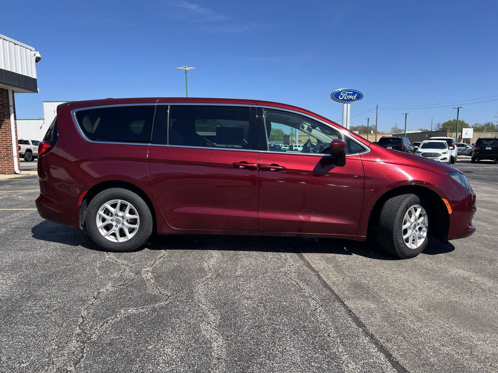 Used 2017 Chrysler Pacifica Touring image 3
