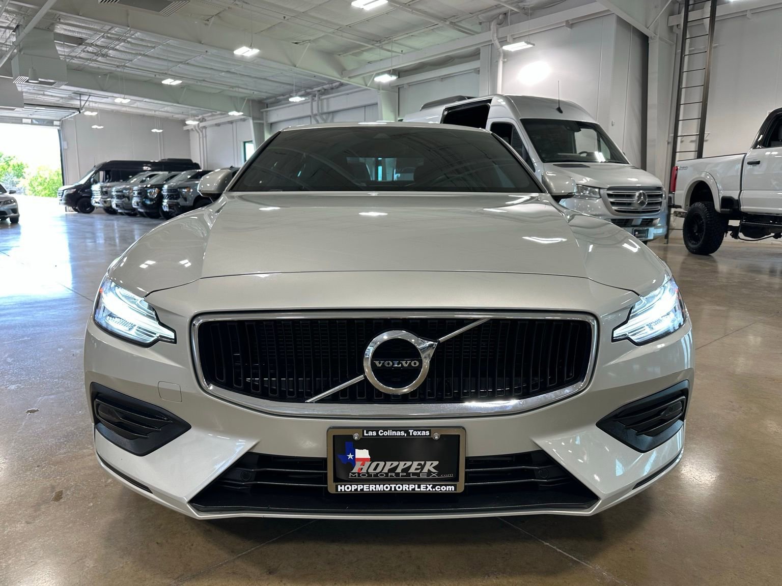 Used 2020 Volvo S60 T5 Momentum image 2