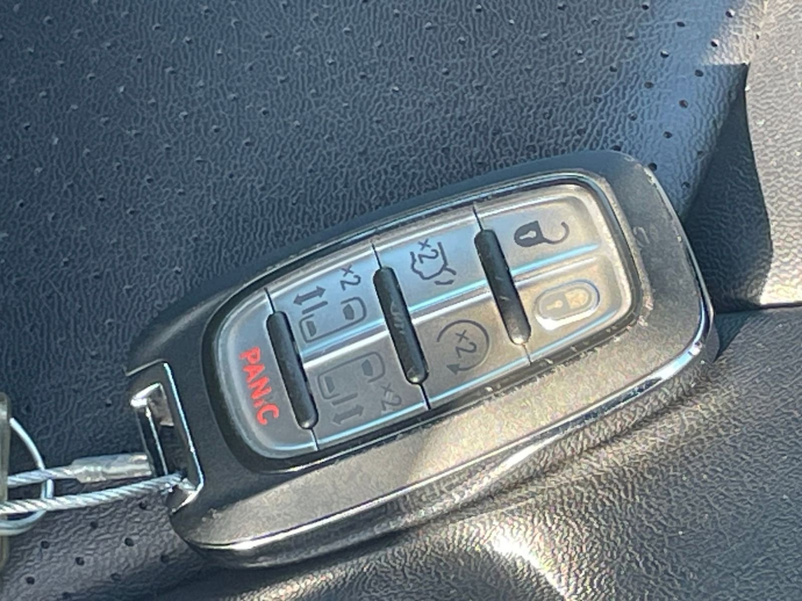 Used 2025 Chrysler Pacifica Select image 28