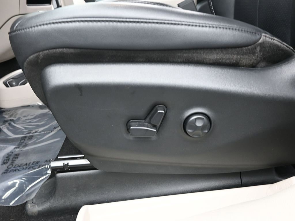 Used 2024 Chrysler Pacifica Touring-L image 16