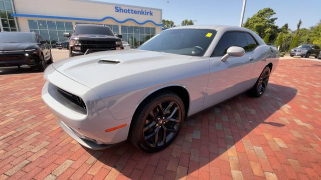 Used 2022 Dodge Challenger SXT w/ Driver Convenience Group RWD image 5