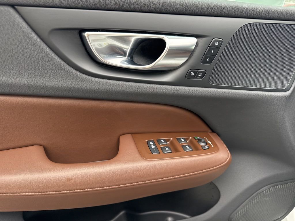 Used 2025 Volvo V60 B5 Cross Country Plus image 19