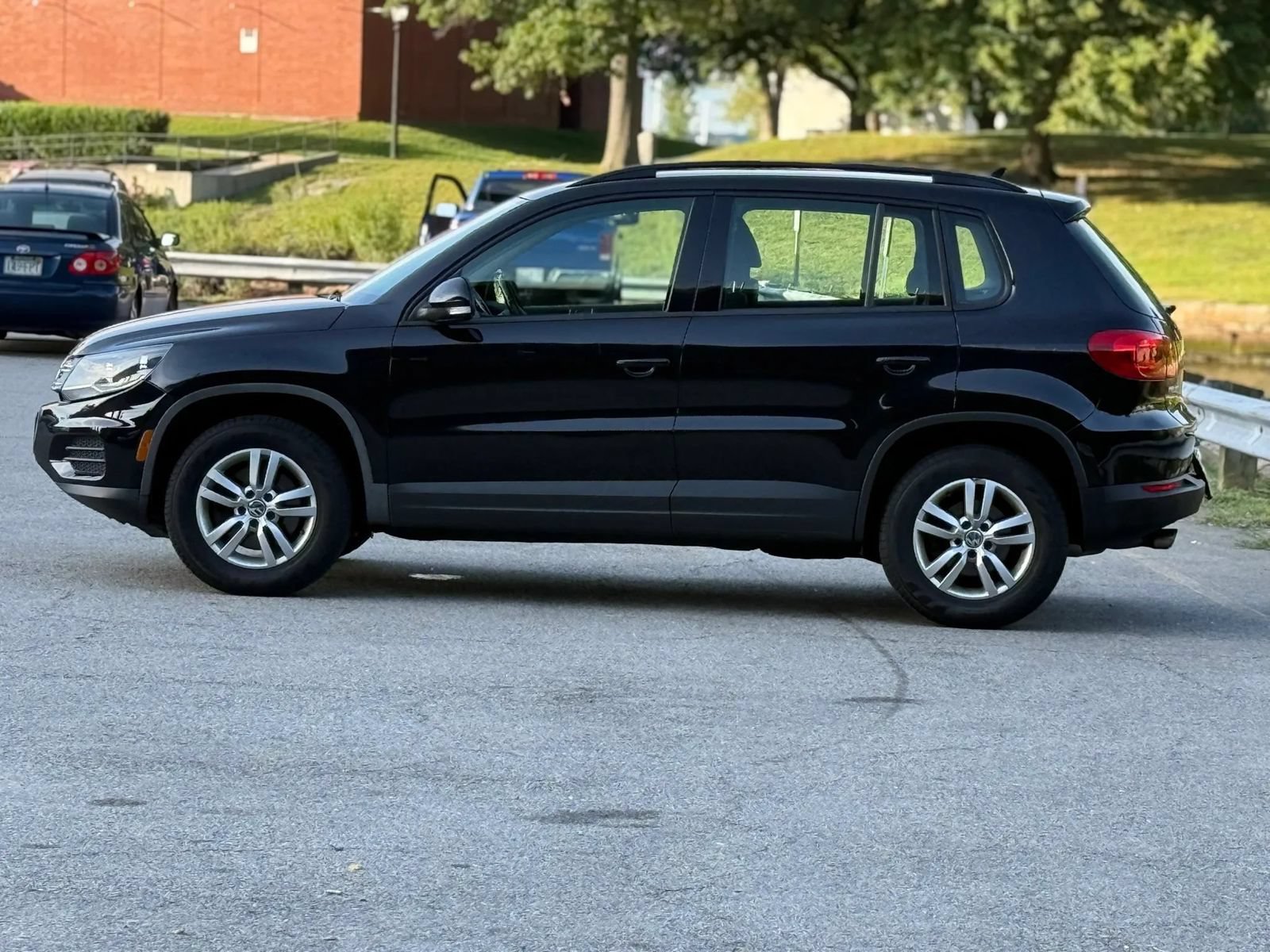 Used 2015 Volkswagen Tiguan SEL FWD image 5