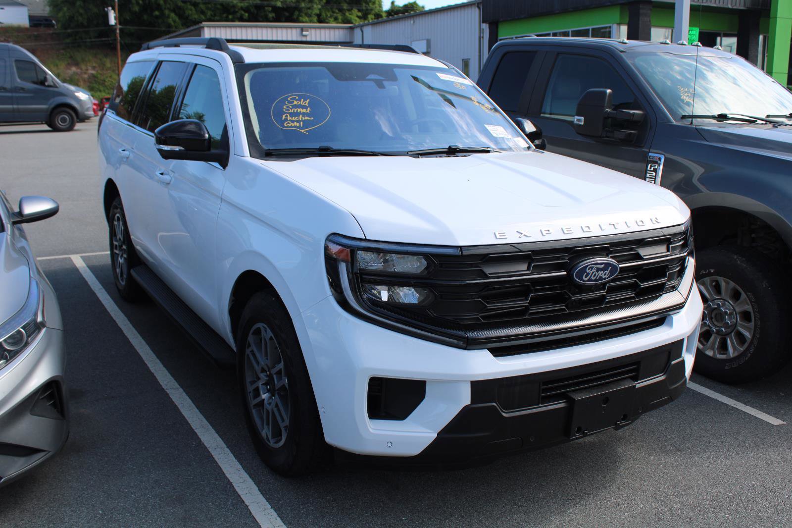 Used 2025 Ford Expedition Active AWD/4WD image 3