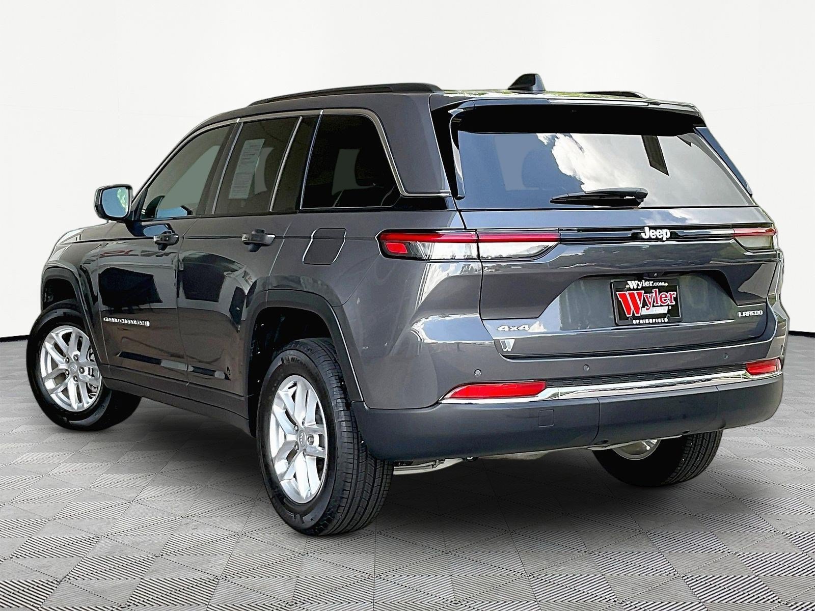 Used 2025 Jeep Grand Cherokee Laredo X AWD/4WD image 4