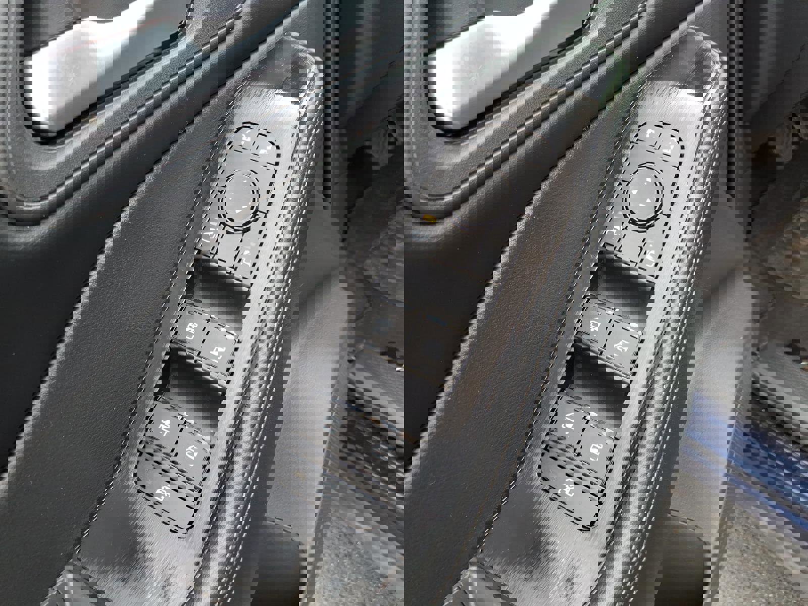 Used 2024 Nissan Rogue SV image 9