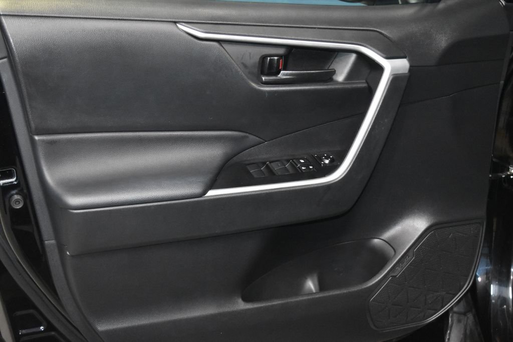 Used 2021 Toyota RAV4 LE image 4