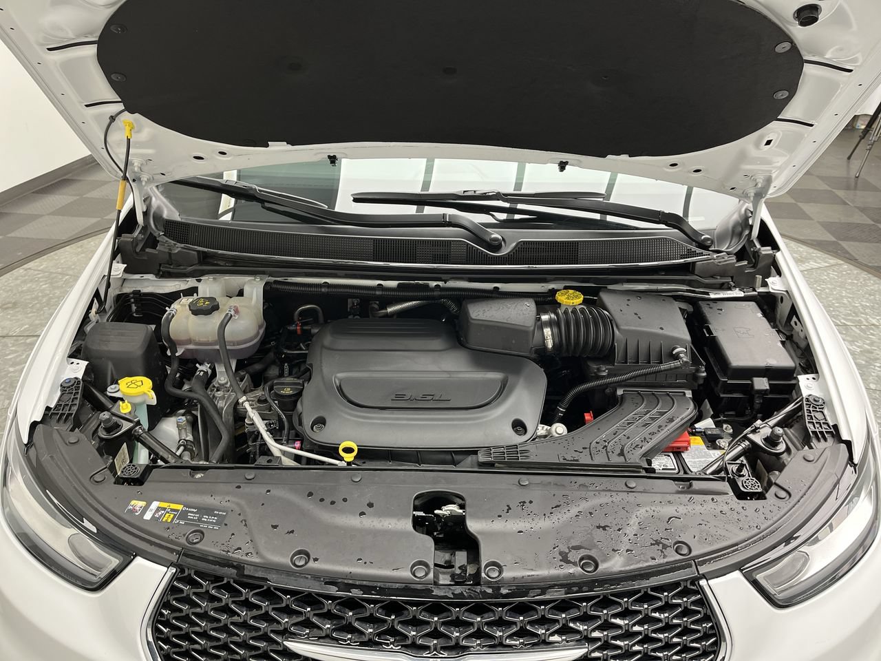 Used 2024 Chrysler Pacifica Touring-L FWD image 27