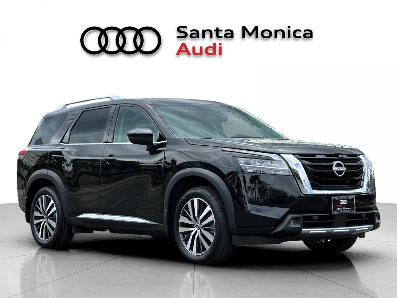 Used 2022 Nissan Pathfinder Platinum w/ Cargo Package FWD image 9
