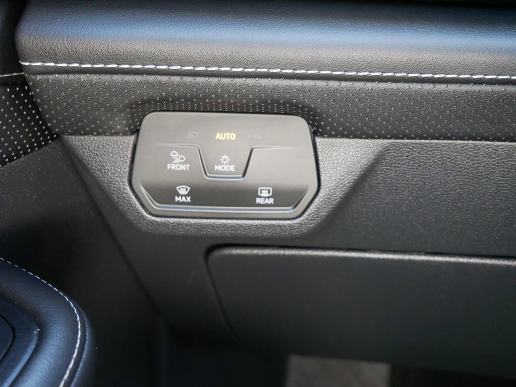 Used 2025 Volkswagen Atlas SE image 21