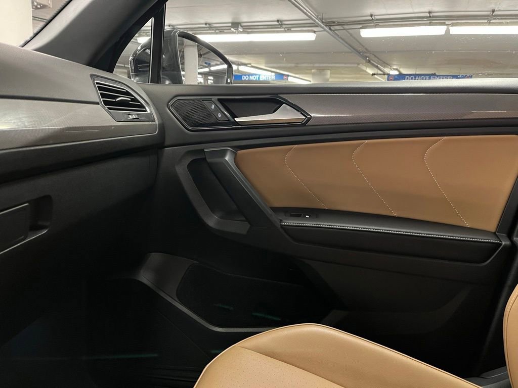 Used 2024 Volkswagen Tiguan SE w/ Panoramic Sunroof Package image 29