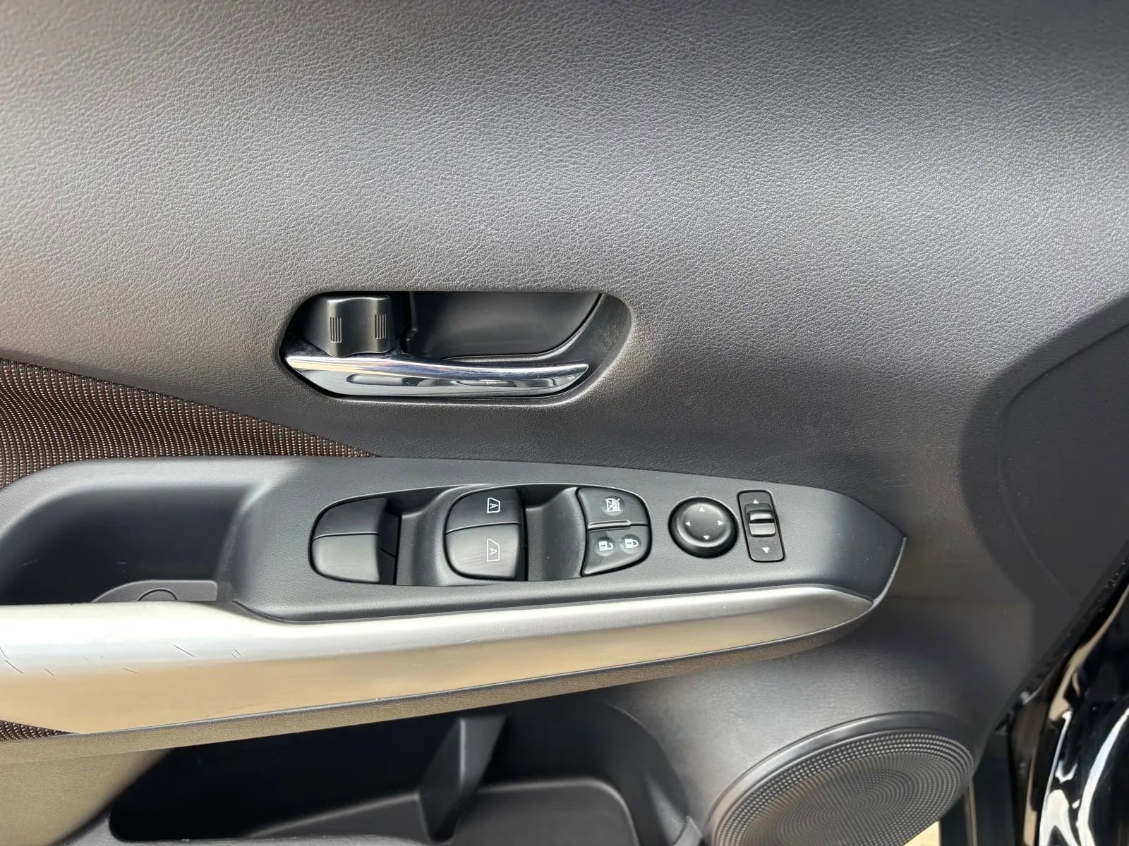 Used 2020 Nissan Kicks SR FWD image 12