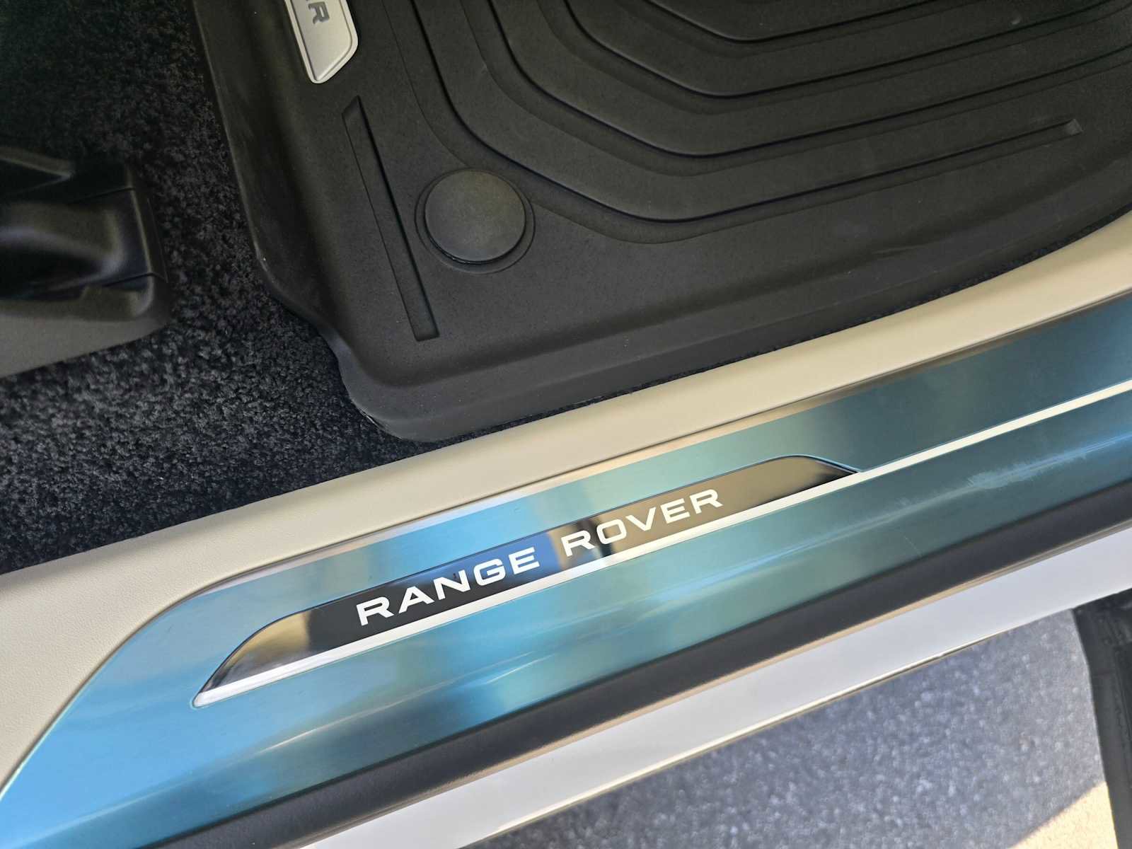 New 2025 Land Rover Range Rover SE image 11