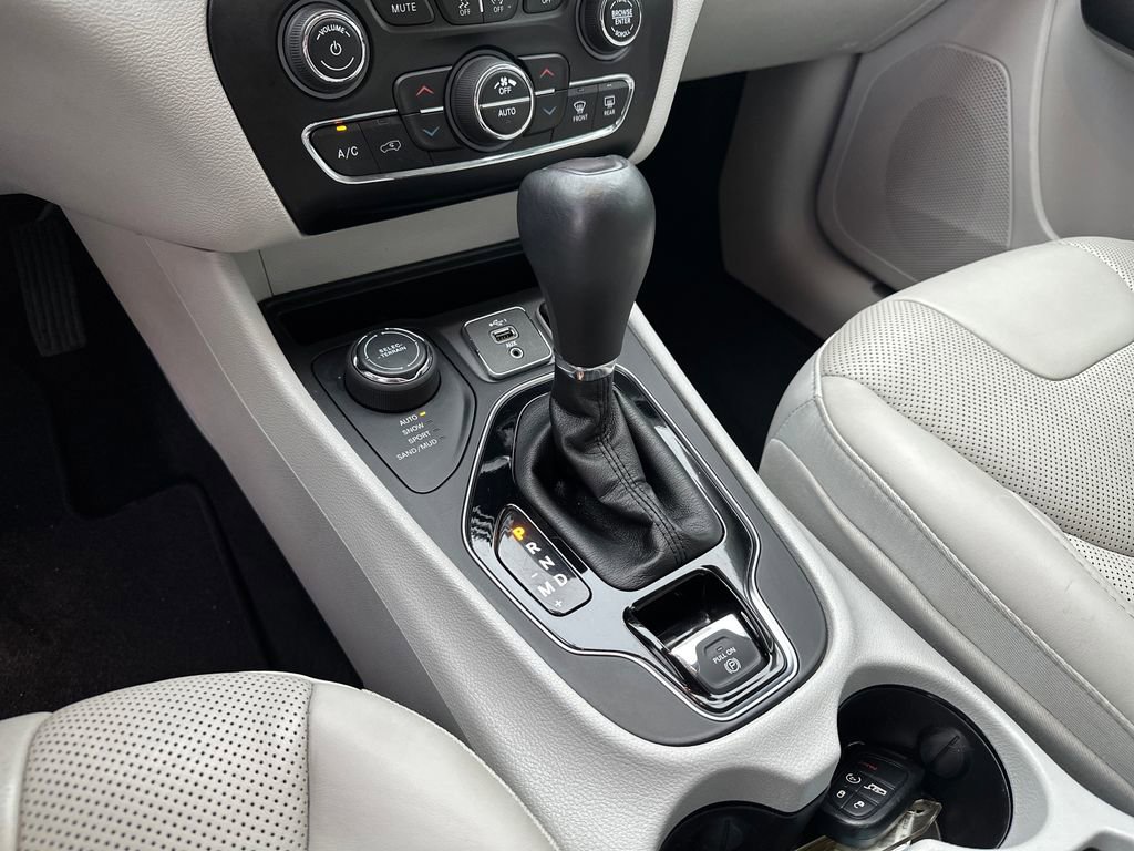 Used 2019 Jeep Cherokee Limited w/ Luxury Group AWD/4WD image 26