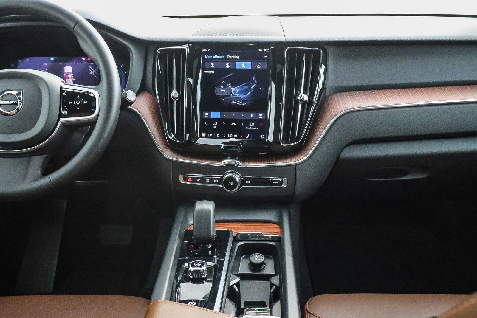 Used 2023 Volvo XC60 B5 Plus image 24